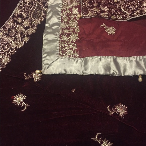 Pakistani women embroidered velvet shawl - Picture 2 of 5